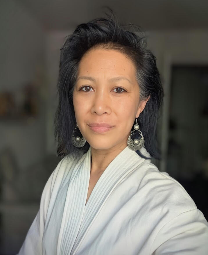 Portrait de Sissi Huynh, praticienne en médecine traditionnelle chinoise à Paris 14e